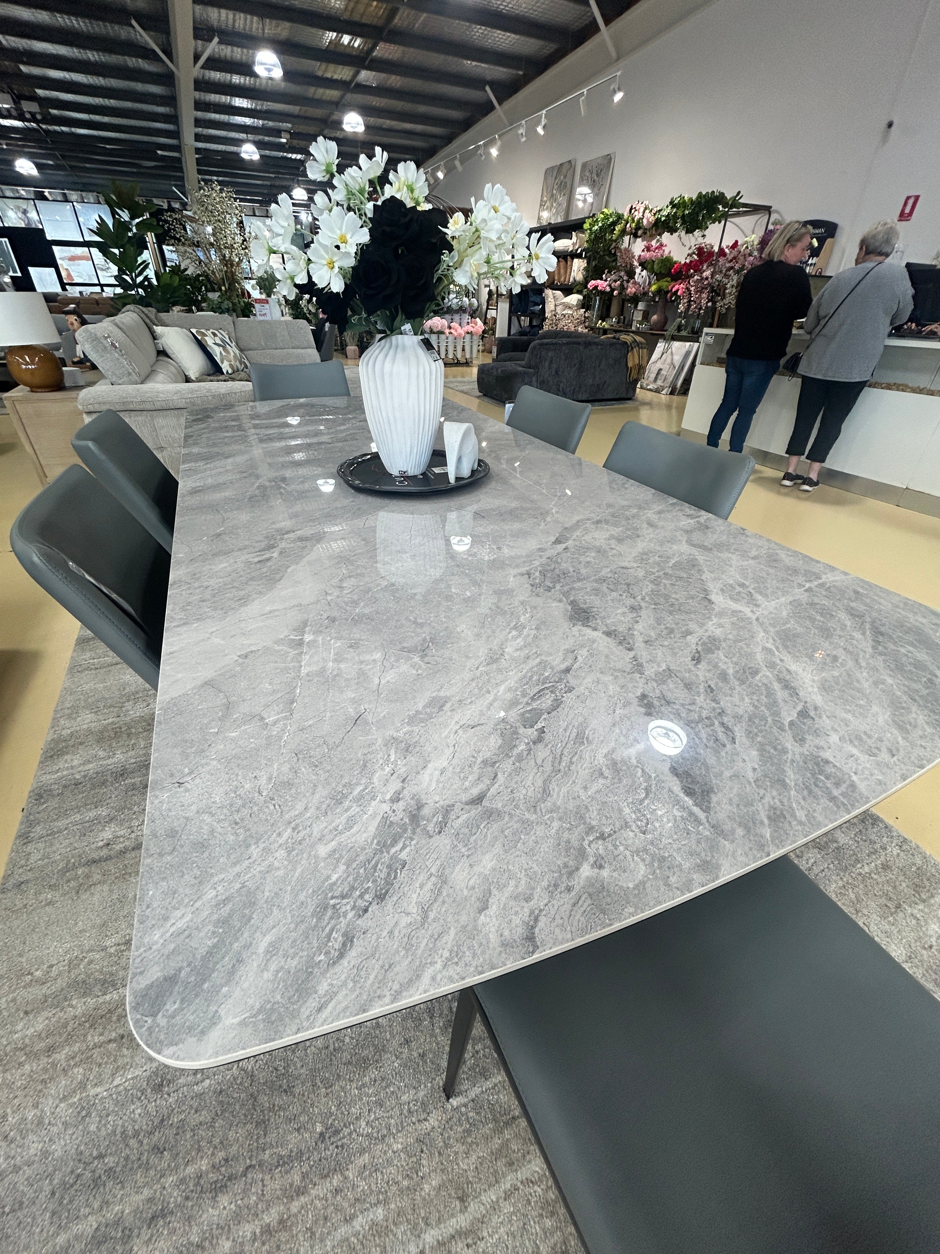 ADEN DINING TABLE