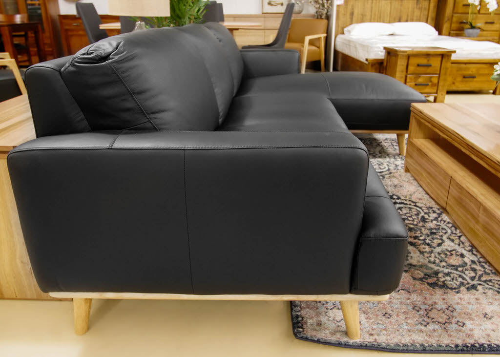 2.5 seater outlet leather lounge